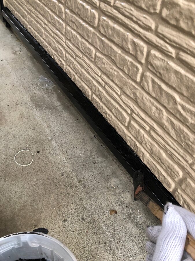 八王子市-アパート外壁屋根塗装工事　土台水切り上塗り